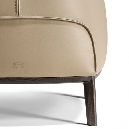 Poltrona Frau - Archibald Poltrona con base in legno